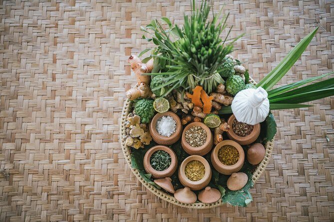 90 mins of Relaxing Foot and Back with thai balm or Oil - The massage experience: Thai balm or oil on foot and back