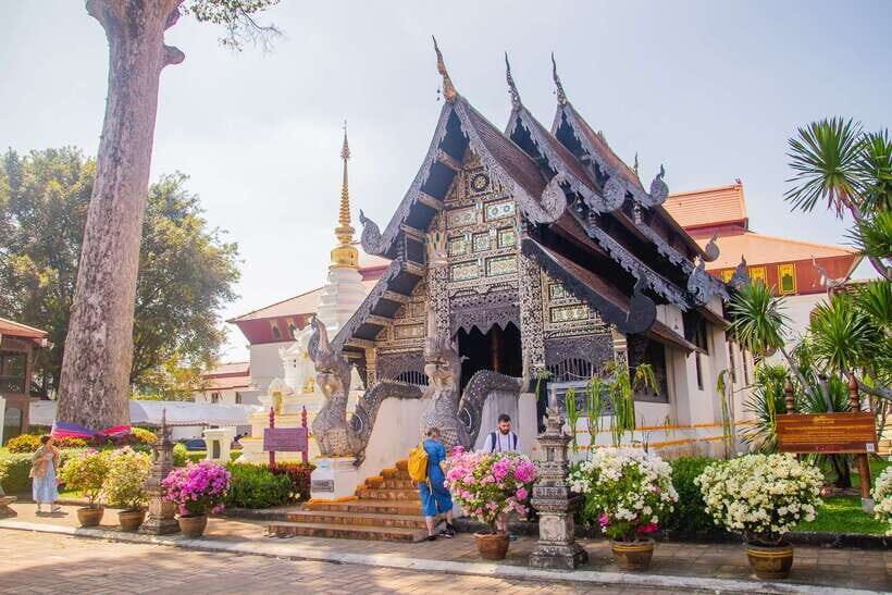 Chiang Mai: 3 Hour Old City and Temples Guided Walking Tour - Temple etiquette: the dress code and the small rules that matter