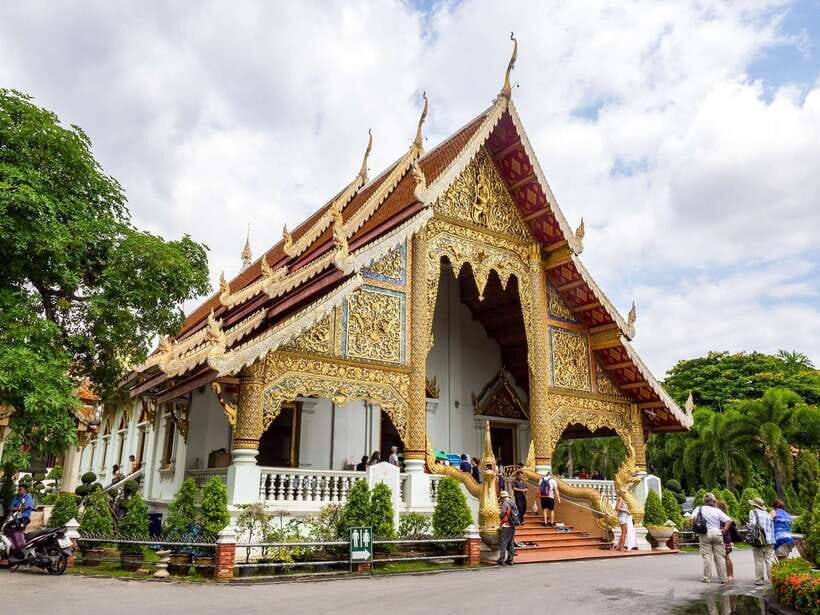 Chiang Mai: 3 Hour Old City and Temples Guided Walking Tour - Wat Phan Tao and the quiet power of carved teak