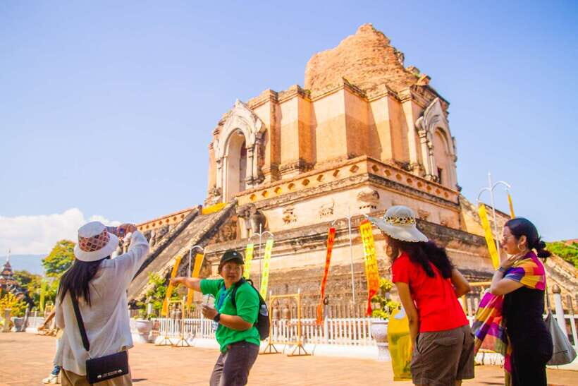 Chiang Mai: 3 Hour Old City and Temples Guided Walking Tour - The guide is the real engine of the tour