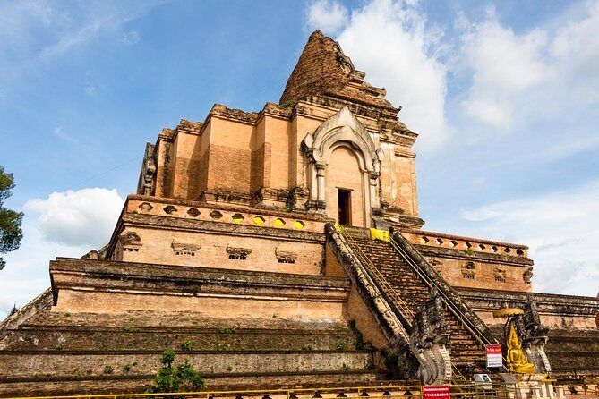 Chiang Mai Best City Tour with Doi Suthep, Pha Lat & Chedi Luang - Stop 1: Wat Chedi Luang Varavihara and the pagoda that won’t stay still