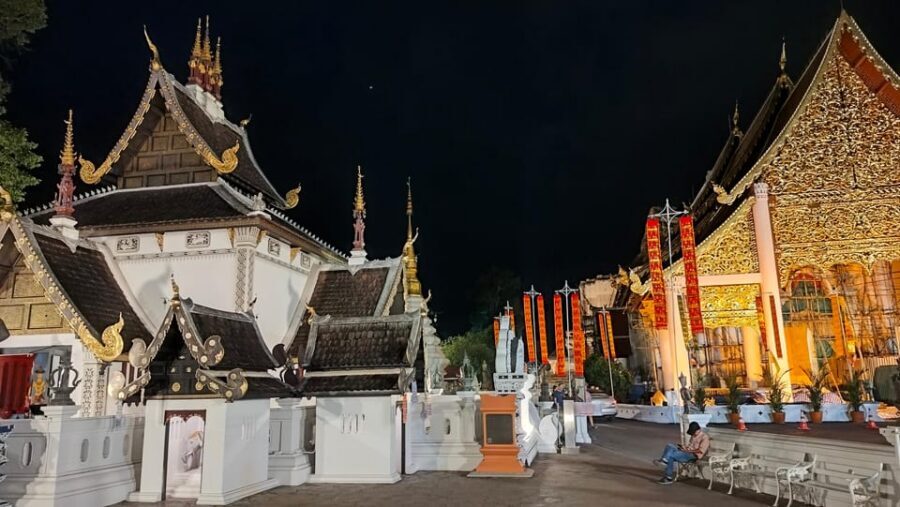 Chiang Mai: Chiang Mai Old City Twilight Walking Tour - The last stop: Three Kings Monument in the evening calm