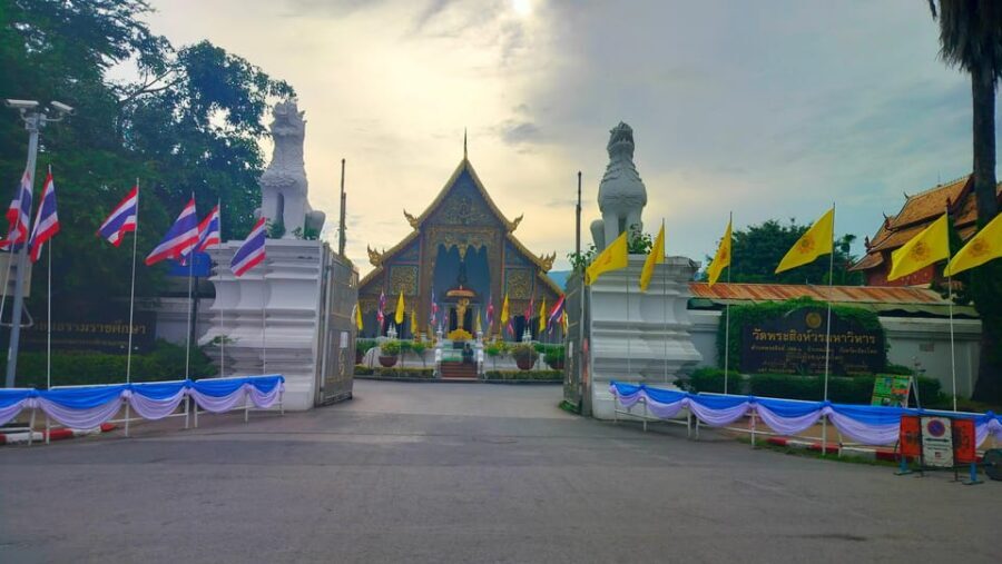 Chiang Mai: Chiang Mai Old City Twilight Walking Tour - What to bring and what to wear (temples have rules, and they mean it)