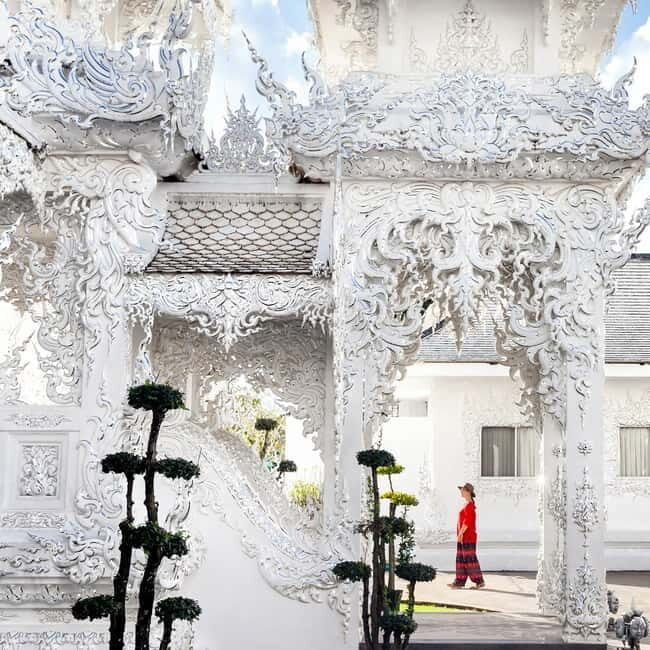 Chiang Mai: Chiang Rai Famous Temples & Hot Springs Day Trip - Wat Rong Suea Ten (Blue Temple) and why the style shift matters