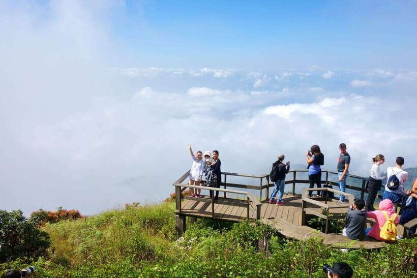 Chiang Mai: Doi Inthanon Park Tour & Kew Mae Pan Trail Hike - King and Queen pagodas: serene views with a dress code