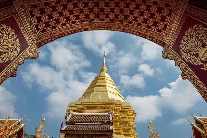 Chiang Mai Doi Suthep Temple and Wat Pha Lat Hike - Songthaew to Doi Suthep: how the ride sets the tone