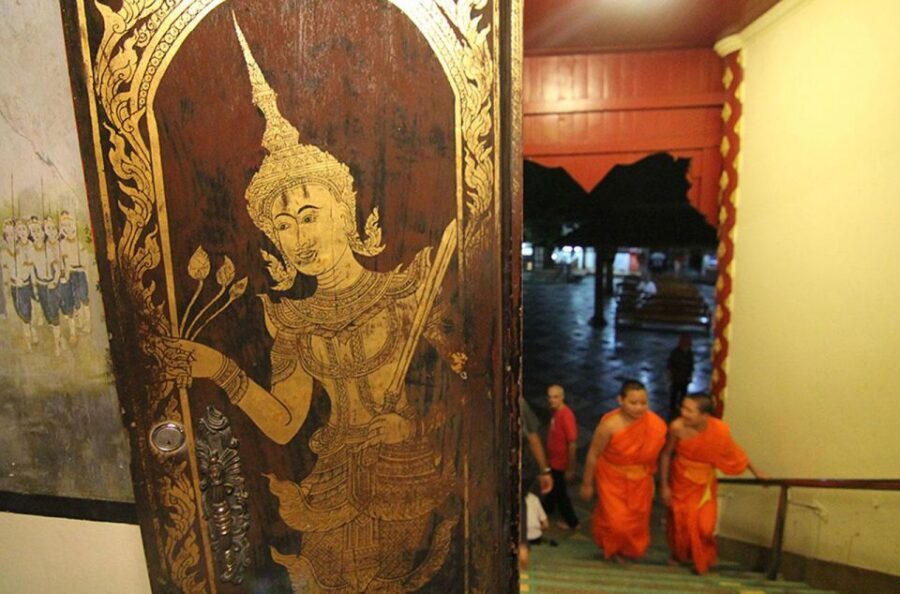 Chiang Mai: Doi Suthep & Wat Umong Twilight Tour with Pickup - Up to Doi Suthep: the 300 Naga steps and that night glow