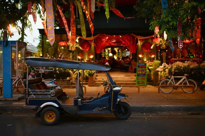 Chiang Mai: Evening Foodie Tour - Warorot tastes: fruits, Sai Oua, and Thai iced tea