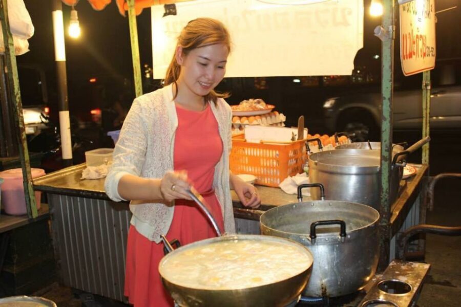 Chiang Mai: Evening Local Street Food Market Tour - Your night route: pick-up, Thai phrases, two markets, and plenty of stops