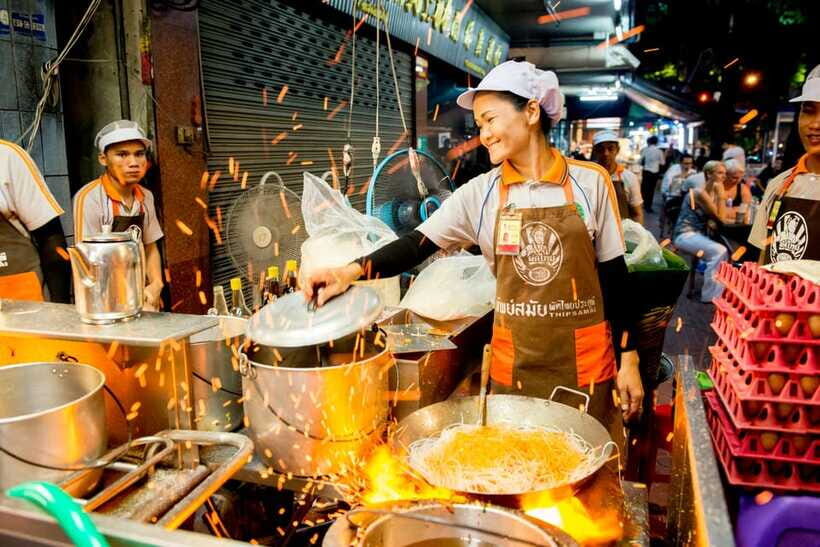 Chiang Mai: Evening Sightseeing and Local Food Guided Tour - Huen Phen Khao Soi dinner: the comfort-food centerpiece