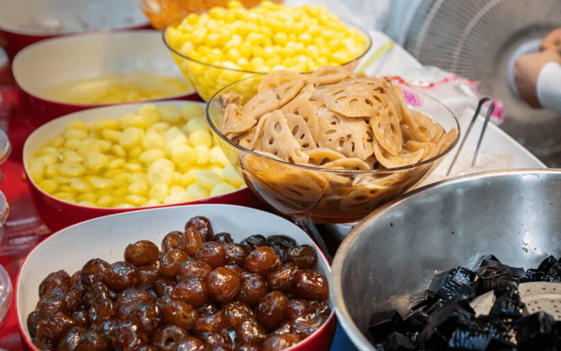 Chiang Mai: Evening Sightseeing and Local Food Guided Tour - Chang Peuk Gate market: fruit shakes and Thai dessert relief