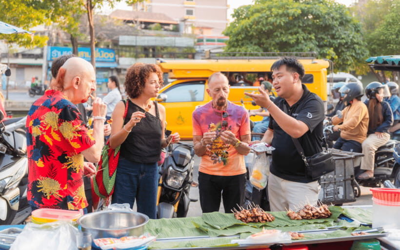 Chiang Mai: Evening Sightseeing and Local Food Guided Tour - Flower market hops and Wat Ket Karam: colors, smells, and short guided moments