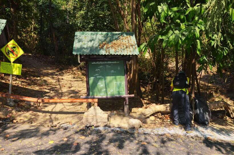 Chiang Mai: Hike on Monk’s Trail and Doi Suthep Private Tour - Wat Phra That Doi Suthep: Golden Stupa Views Over Chiang Mai