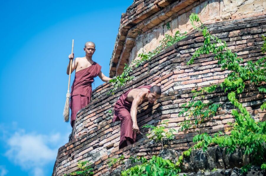 Chiang Mai: Historic Old City Bike Tour - Morning or Night - Your market stop: snacks that are easy and actually useful