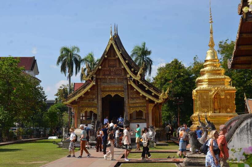 Chiang Mai: Historic Temples and City Guided Walking Tour - Wat Phra Singh: classic Lanna architecture up close