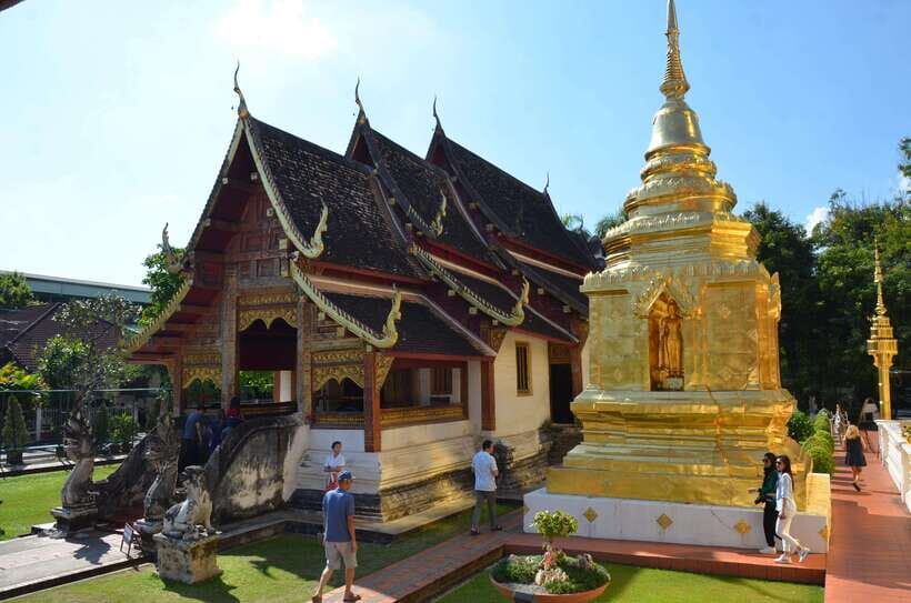 Chiang Mai: Historic Temples and City Guided Walking Tour - Walking logistics: how to make the 3 hours feel easy
