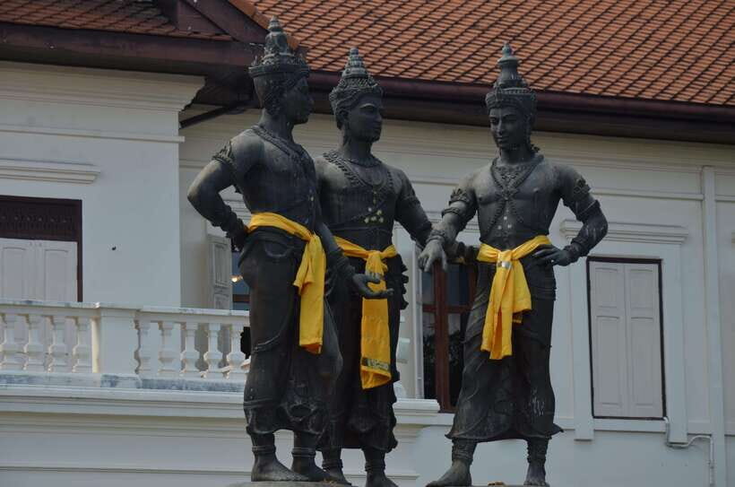 Chiang Mai: Historic Temples and City Guided Walking Tour - Guides and group vibe: clear English, patient explanations, and real stories