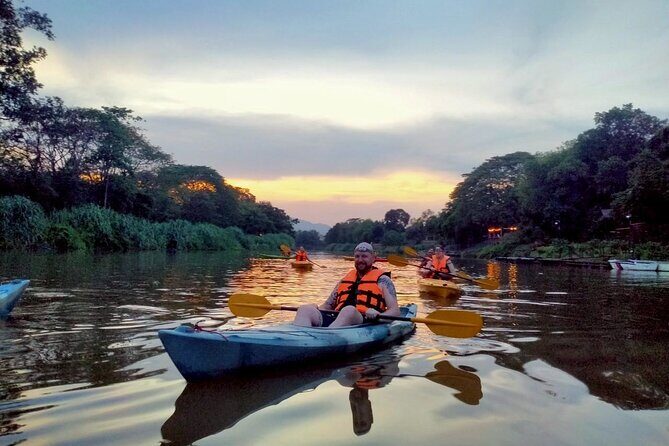 Chiang Mai: Kayak Under the Stars – 6 km to the Heart of the City - A night on the Ping River: what you’re really signing up for