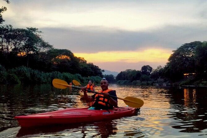 Chiang Mai: Kayak Under the Stars – 6 km to the Heart of the City - The paddle itself: from golden light to “quiet river mode”