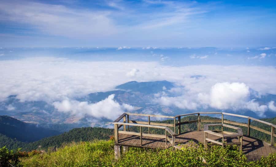 Chiang Mai: Kew Mae Pan Nature Trail & Doi Inthanon Day Trip - Royal pagodas at the top: King and Queen’s stop for photos and context