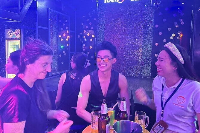 Chiang Mai: Ladyboy Cabaret – Stories, Dinner and Sparkle - From pickup to night bazaars: why the songthaew matters