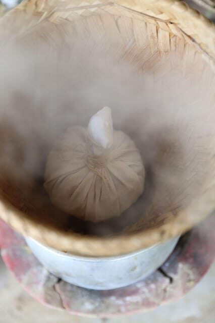 Chiang Mai : Making Herbal Ball And Inhaler - Teaching style at Baannoi Nornmuan: friendly, patient, and low-pressure