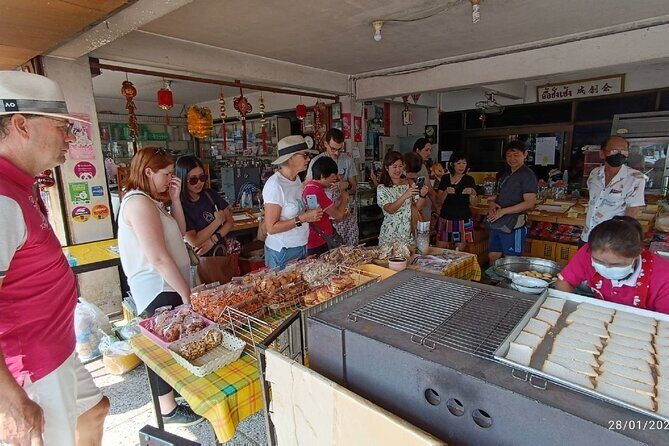 Chiang Mai Michelin Food Walking Tour with Professional Tour Guide - Gor Neng and pa tong go: the dinosaur-bun snack you’ll remember