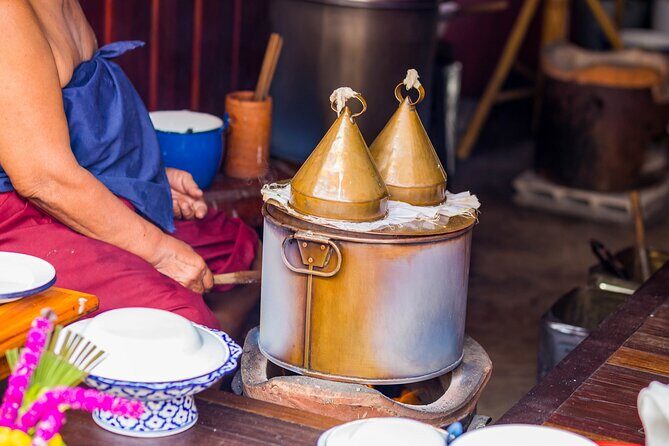 Chiang Mai Michelin Food Walking Tour with Professional Tour Guide - Lung Khajohn Wat Ket: a friendly warm-up with local snack energy