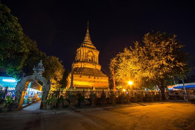 Chiang Mai Night Bike Tour - First Temple Stop: Tha Phae and the Three Kings Monument Context