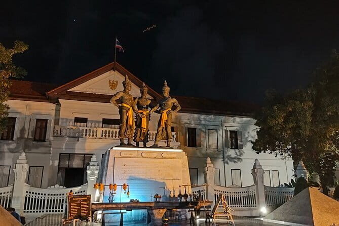 Chiang Mai Old City & Temples 3 hour Twilight Walking Tour - The 3-hour Old City loop: what happens after 5:00 pm