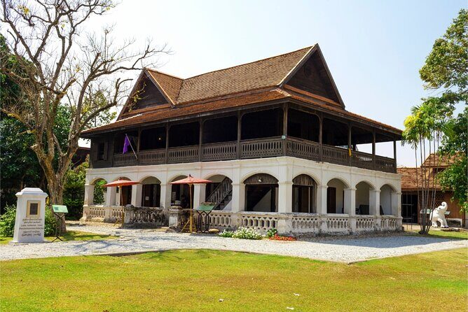 Chiang Mai Scavenger Hunt and Sights Self-Guided Tour - Stop 1: Three Kings Monument and your first clue