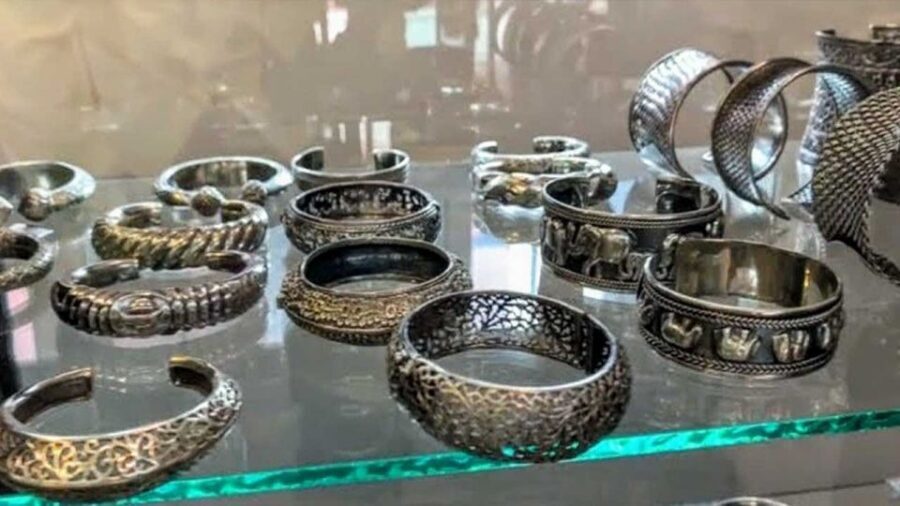 Chiang Mai: Silver Craftwork Temple Tour with Monk Meeting - Wat Sri Suphan: the silver temple and the craft you came for
