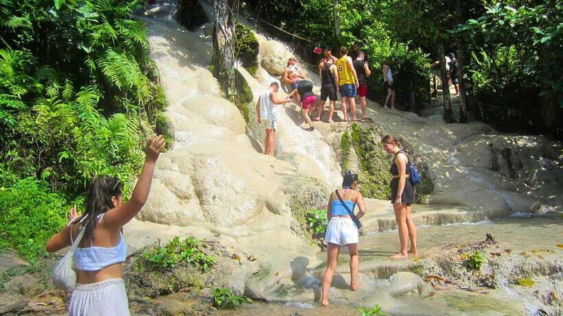 Chiang Mai: Sticky Waterfall, Chet Si Fountain Park Transfer - Sticky Waterfall physics: why the rocks feel climbable