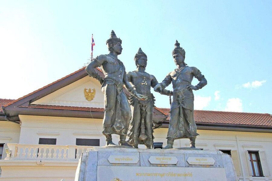 Chiang Mai: Temples and Street Food Night Tour by Tuk Tuk - Wat Chedi Luang: The Big Stupa and Lanna Style by Night