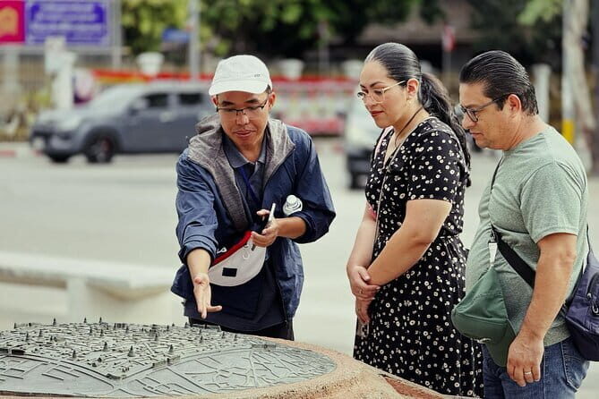 Chiang Mai Temples Visit Walking Tour with Ex-Monk Guide Part 2 - Meeting at Three Kings Monument: the easiest way to start