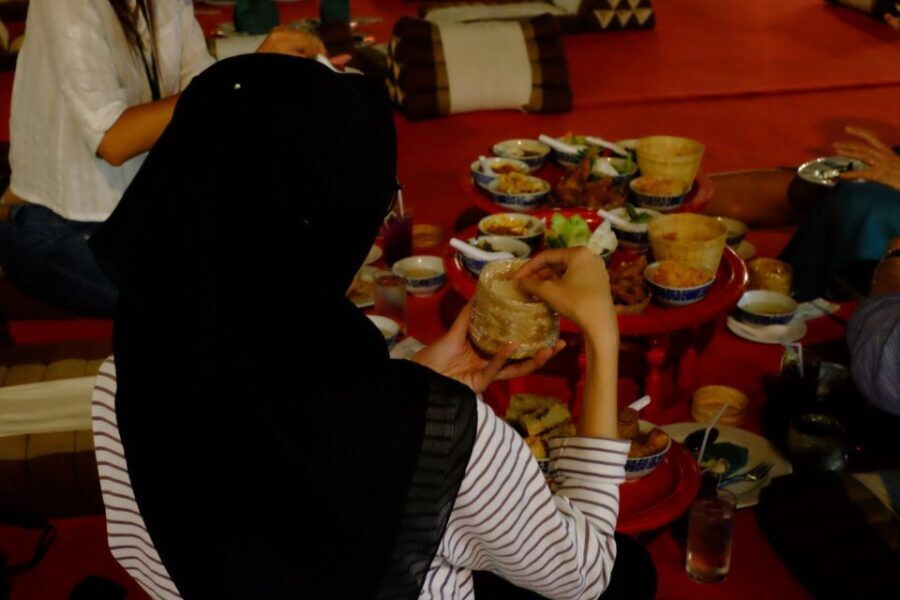 Chiang Mai Traditional Khan Toke Meal & Cultural Performance - Guide Quality and Group Comfort in a 9-Seat Van
