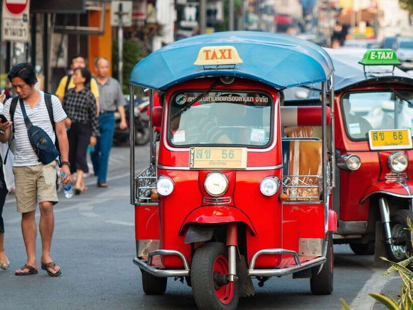 Chiang Mai: Tuk-Tuk Evening Tour with Temples & Street Foods - Getting Around After Dark: Pickup, Timing, and What to Expect