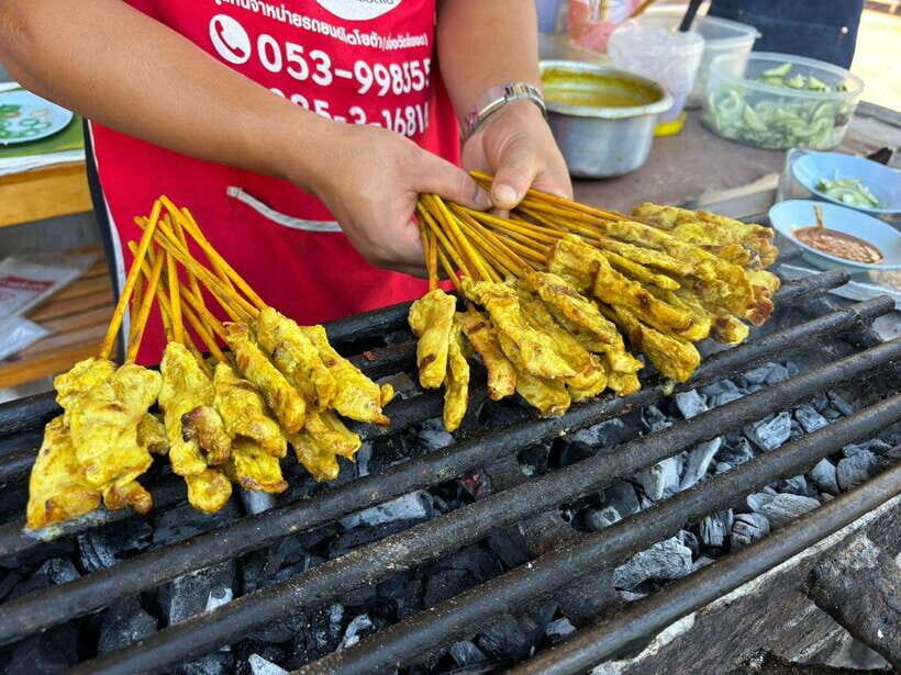 Chiang Mai: Walking Food Tour - Getting Oriented: Three Kings Monument to Wat Lok Moli