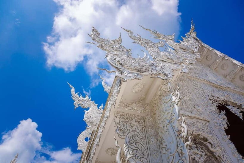 Chiang Mai: White, Red/Black & Blue Temples Tour with Lunch - Lunch near the action: buffet food that actually satisfies
