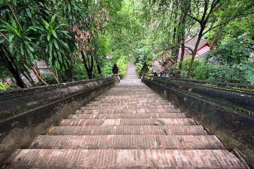 Chiang Mai:Wat Phra That Doi Suthep & Wat Umong Evening Tour - How the 4 hours actually feel: pickup, pacing, and the evening flow