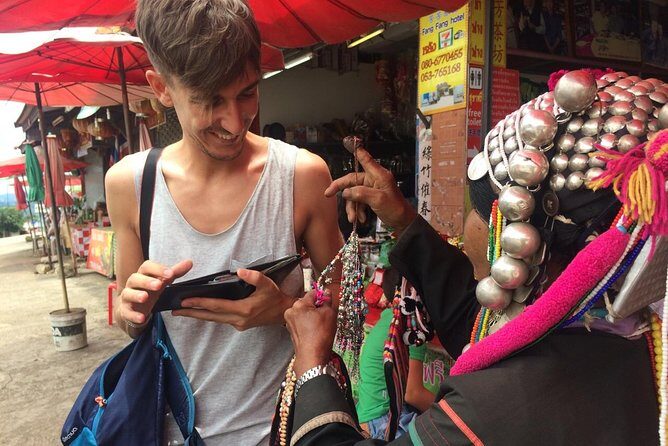 Chiang Rai, Golden Triangle and Long Neck Karen - Mae Sai border markets: shopping cheap, and context near Burma