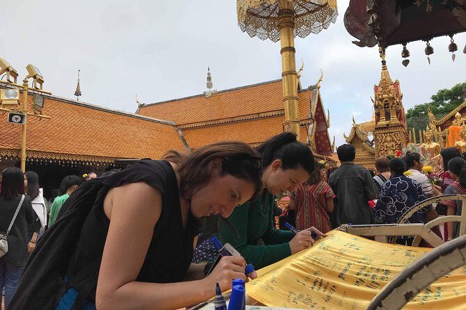 Chiang Rai Temples ( White,Blue )And Doi Suthep Private Day Tour - Lunch at a local restaurant: fueling the long day