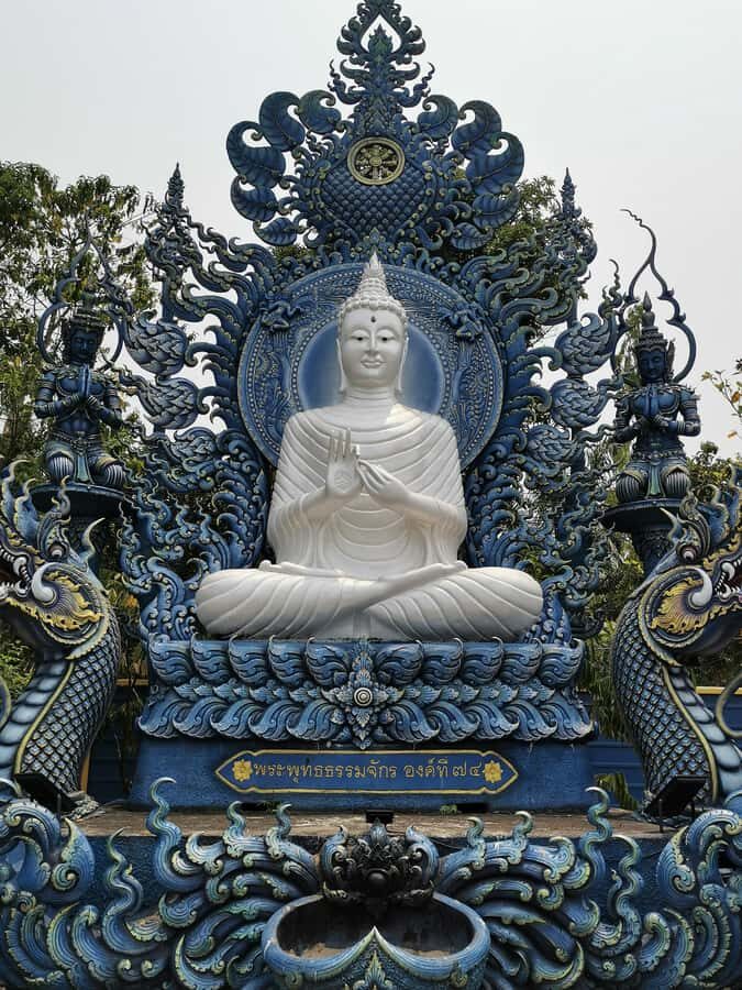Chiang Rai White, Blue, Red 3 Temples Tour - Wat Rong Suea Ten (Blue Temple): Quiet Architecture in a Vivid Color