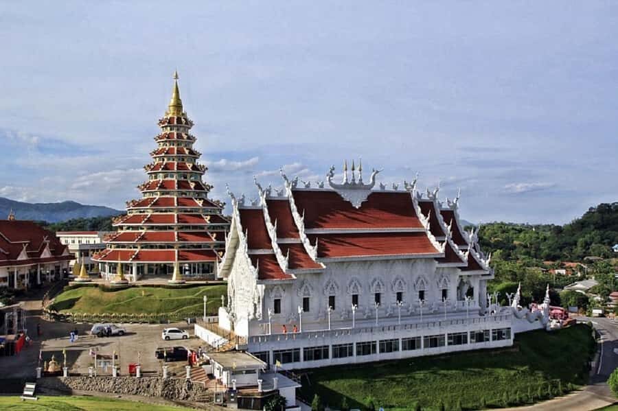 Chiang Rai White Temple and Blue Temple Day Tour - Guides like Banana, Avi, Sunny, and more: what they add to the day