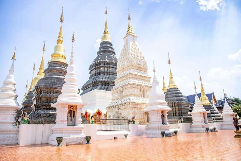 Chiangma: Wat ban den, Blue Temple & Sticky Waterfall. - The Seven-Colored Fountain trail: birds, shade, and a sacred origin