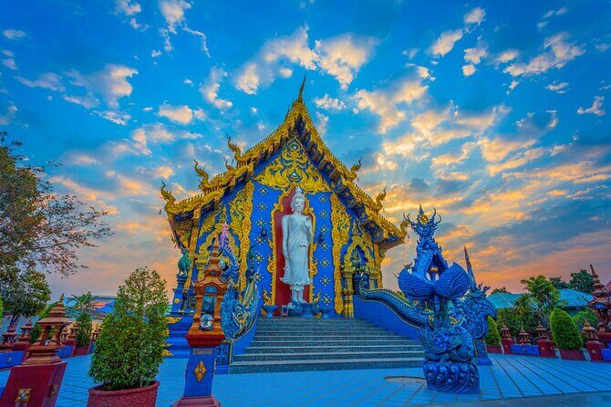 Chiangmai to White Temple, Blue Temple & Black museum - A long morning start that shapes the whole day