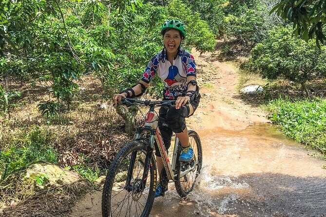 Doi Suthep National Park To Chiang Mai Beginner Downhill Mountain Biking - Getting there: hotel pickup, timing, and why 4WD is part of the plan