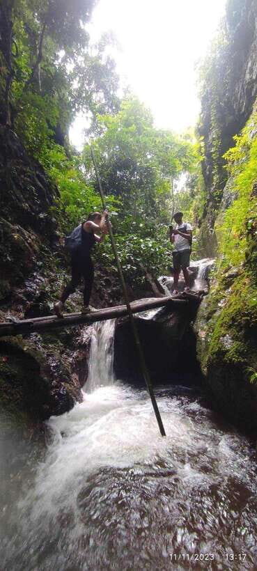 From Chiang Mai: Doi Saket Hiking Tour with Lunch - River Bridges, Bamboo Groves, and Fruit Tastings Back in the Village