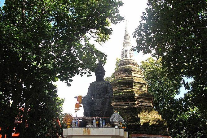 From Chiang Mai: White and Blue Temple & Golden Triangle Day Trip - Logistics that affect comfort: van size, timing, and crowd flow