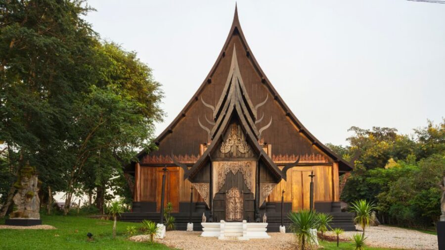 From Chiang Mai: White Temple, Blue Temple & Black House - Optional extended option: Red Temple (Wat Huai Pla Kang) and Lalitta Café